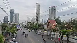 Charoen Nakhon road in front of Wat Sawettachat Worawihan