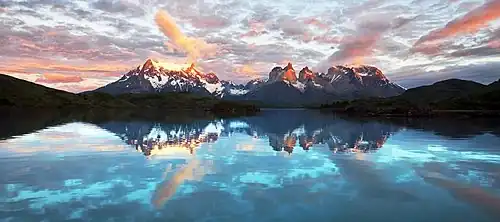 Lake Pehoé sunrise