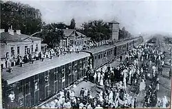 Train bringing soldiers back from the front to Druzhkivka (Donetsk) in 1917.