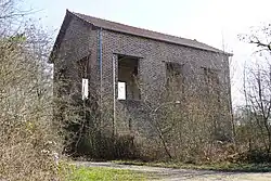 The building of the extraction machine of the same well.
