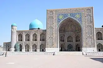 Main entrance Iwan