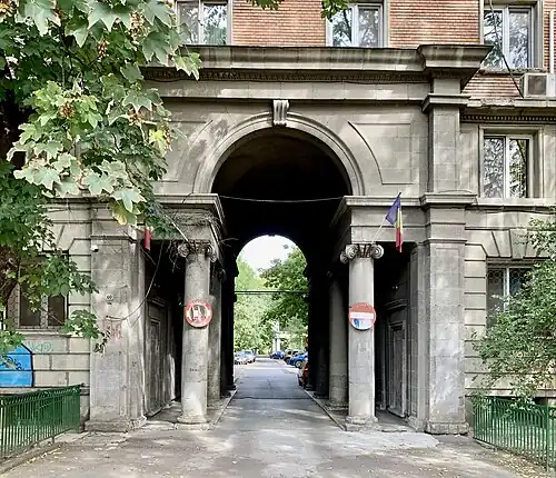 Stalinist Ionic columns of the Colonels' Quarter (Șoseaua Panduri no. 60-62), Bucharest, 1950–1960, by I.Novițchi, C.Ionescu, C.Hacker and A.Șerbescu[36]