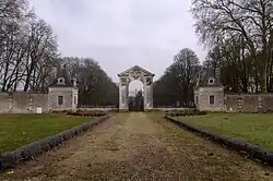 Grand entry hémicycle (which retains its pavilions and portal).