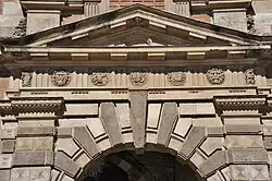 Frieze of metopes.