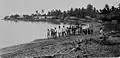 Men and children on the beach (1930–1936)
