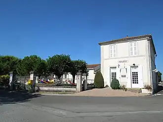 The town hall in Clam