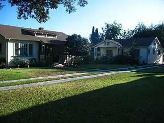 Court at 533–549 North Lincoln Avenue