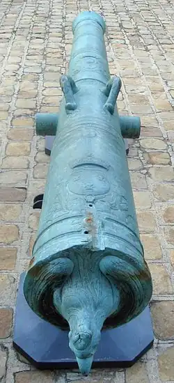 A Canon de 12 de Vallière, founded by Jean Maritz in 1736, with rooster head at the cascabel. Caliber: 121&nbsp;mm. Length: 290&nbsp;cm.