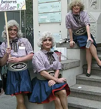 Ichgola Androgyn&nbsp;[de; fr] and the O-Tonpiraten before CSD 2010 in front of Kurfürstendamm 219 (2010)