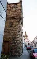 The building in 1998, looking north along High Street. The northern side of the tower has been built out, to almost being flush with the tower's façade