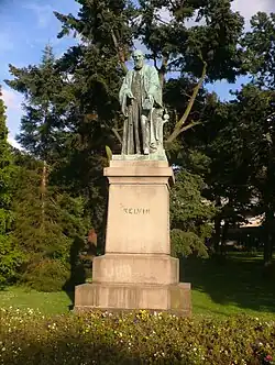 Belfast born physicist Lord Kelvin at the entrance to the Botanic gardens