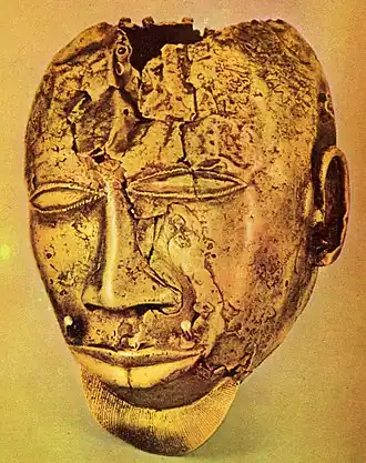 Ashanti trophy head; circa 1870; pure gold; Wallace Collection (London). This artwork represents an enemy chief killed in battle. Weighing 1.5&nbsp;kg (3.3&nbsp;lb), it was attached to the Asante king's state sword