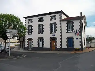 The town hall in Entraigues