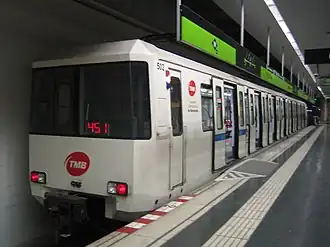 A Line 11 train at the former shared platform, before 2021