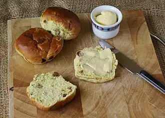 Small currant buns