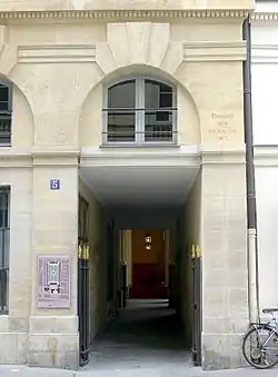 Nos. 5–7: Passage de Valois