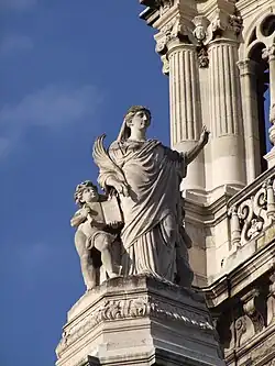 Sculpture on the cornice of the façade