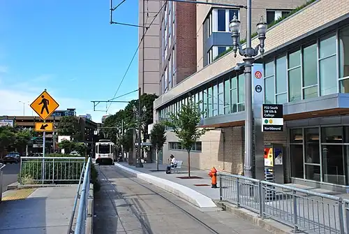 A train approaching the platform of PSU South/SW 6th & College station