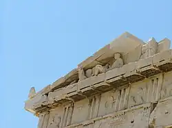 Bâtiment antique : haut des colonnes; entablement avec métopes