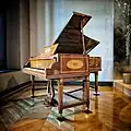 Piano style Adam, fabriqué en 1903 par le facteur de pianos français Erard (company). Restauré en 2024 par Marion Lainé