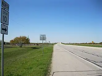 Approach to Spur 10 overpass at US&nbsp;90 Alt. looking north