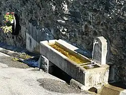 Fontaine-abreuvoir à Saint-Aventin, Haute-Garonne, France.