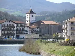 Ezkurra river crossing the town