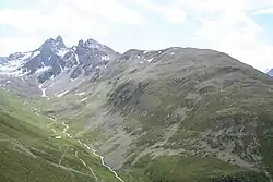 Segantinihütte&nbsp;[de] (Death place of Giovanni Segantini) on top of the grassy summit