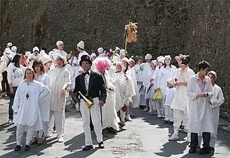 The procession is led by Jaurès