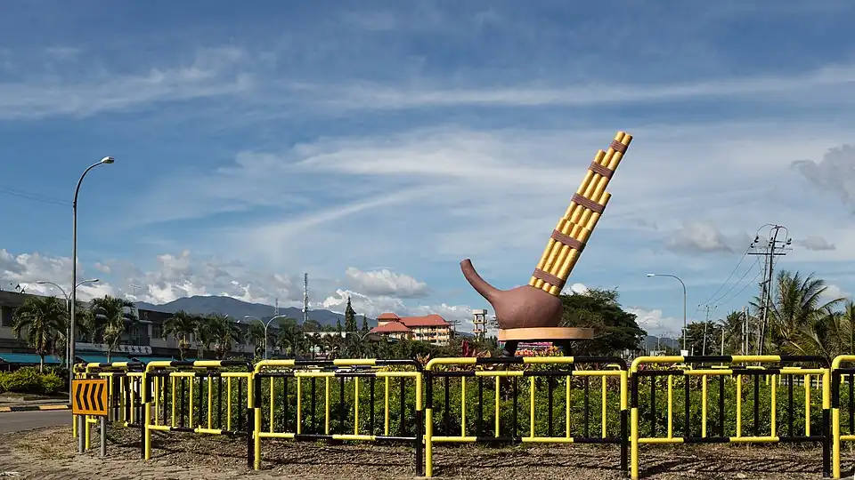 Roundabout with statue of sompoton.