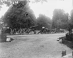 Both guns used the same carriage and were visually very similar with only a 700&nbsp;mm (28&nbsp;in) difference in barrel length.