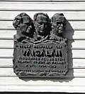 A commemorative plaque attached to the building in 1976. The text reads: "At this place was Väisälä scientist brothers, Vilho, Yrjö and Kalle's, home in 1904–1919. Joensuu Lyceum ex-students".